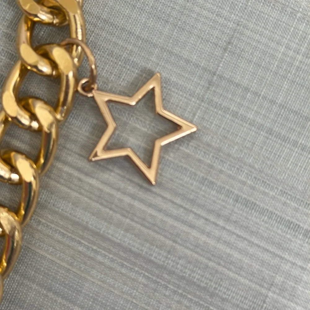 Beautiful and fun gold chain metal belt with 5 charms - size S/M - NWT